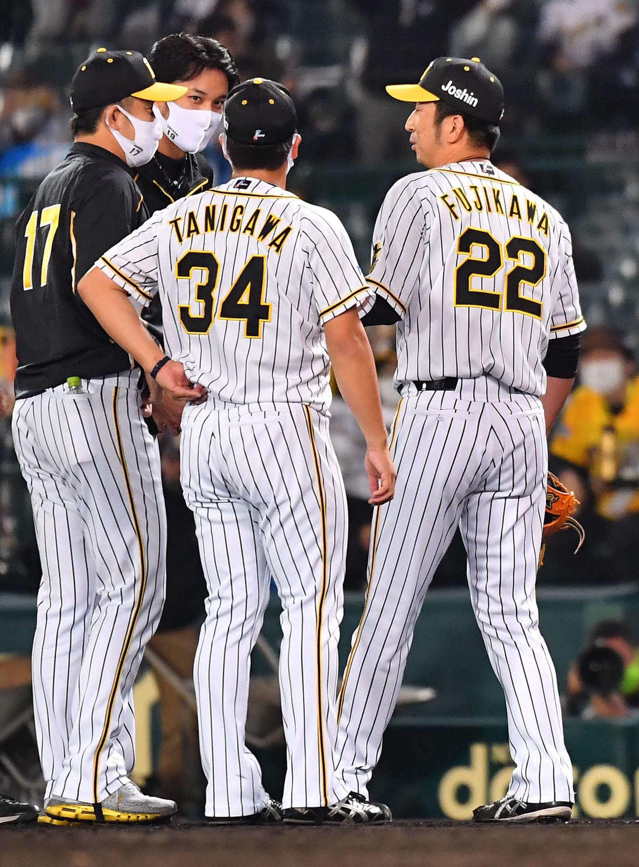 岩貞祐太（左）藤浪晋太郎、谷川昌希に声を掛ける藤川球児（撮影・上田博志）