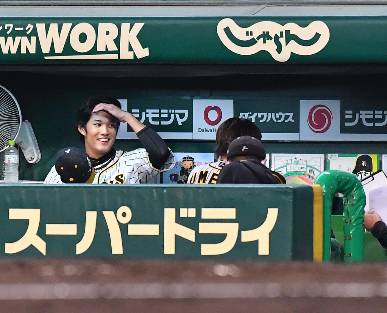 4回1失点と好投しベンチで笑顔を見せる藤浪晋太郎（撮影・上田博志）