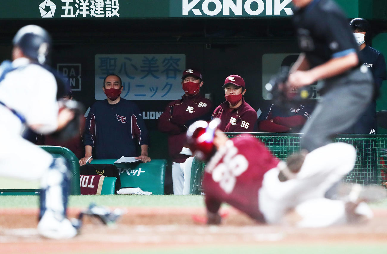 西武対楽天　4回表楽天1死三塁、島内の一ゴロで本塁を狙った三塁走者田中（手前右）はアウトとなる。後方中央は三木監督（撮影・足立雅史）