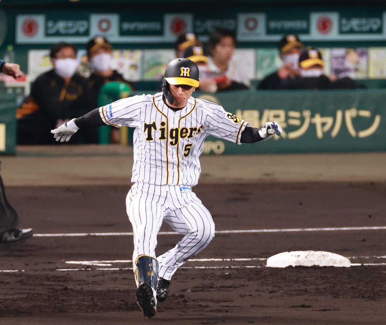 阪神対中日　1回裏阪神無死、左越えの打球を近本光司が放つも一塁ベースを踏み忘れ二塁に進めず単打となる（撮影・清水貴仁）