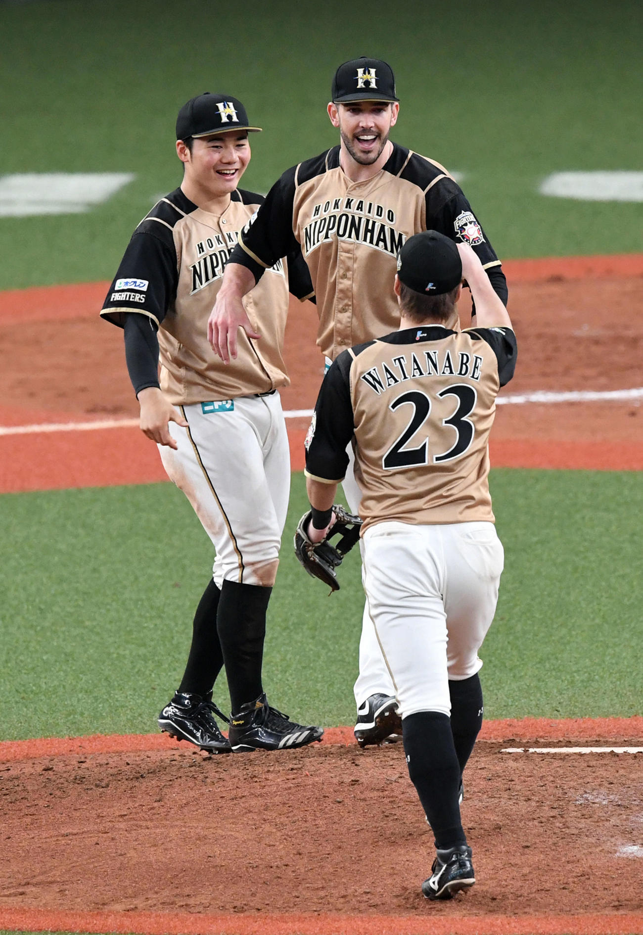 オリックス対日本ハム　オリックスに完封勝利、ナインの祝福に笑顔を見せるバーヘイゲン（撮影・前岡正明）