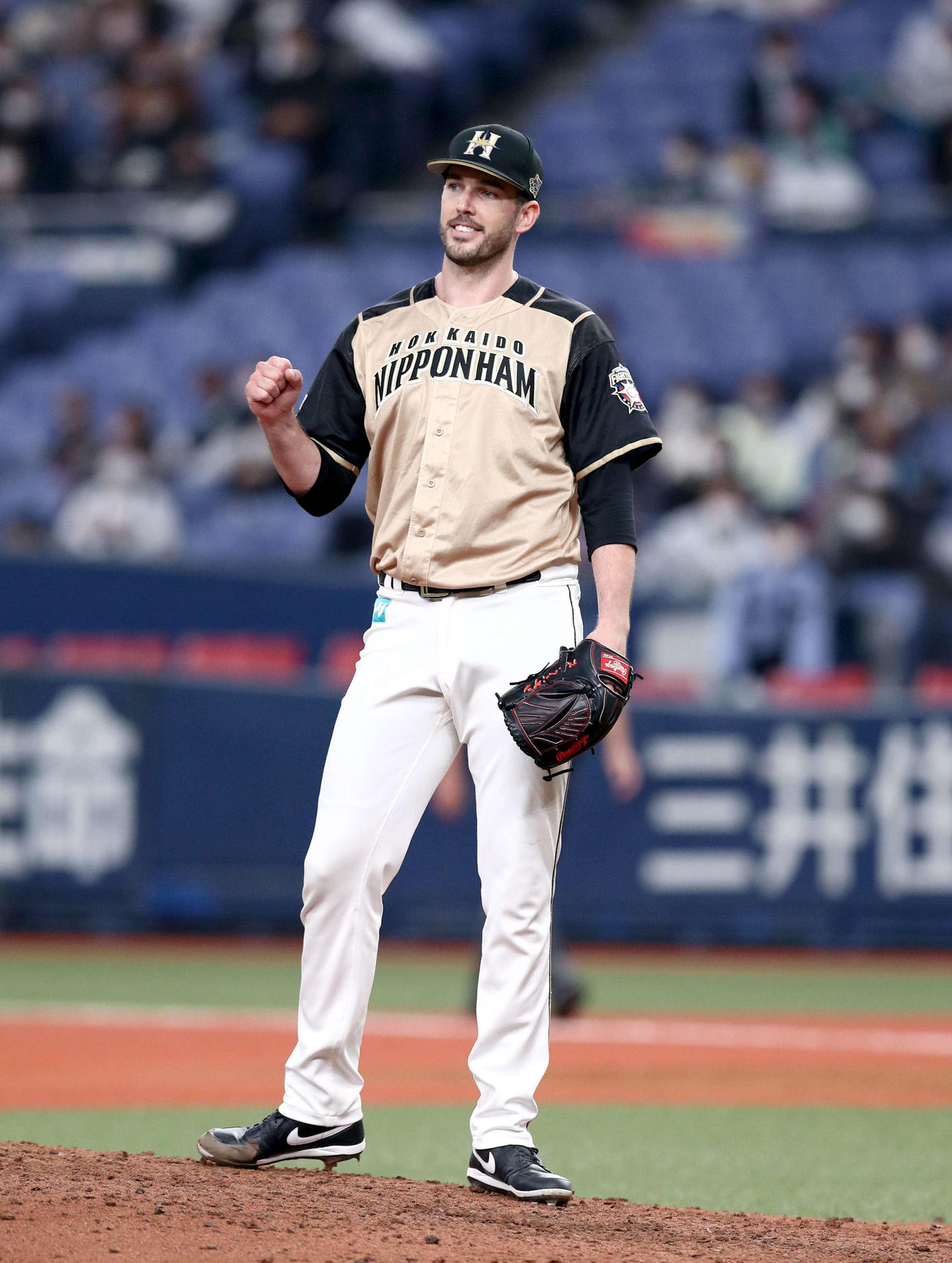 オリックス対日本ハム　9回裏、来日初完投初完封で勝利しガッツポーズのバーヘイゲン（撮影・黒川智章）
