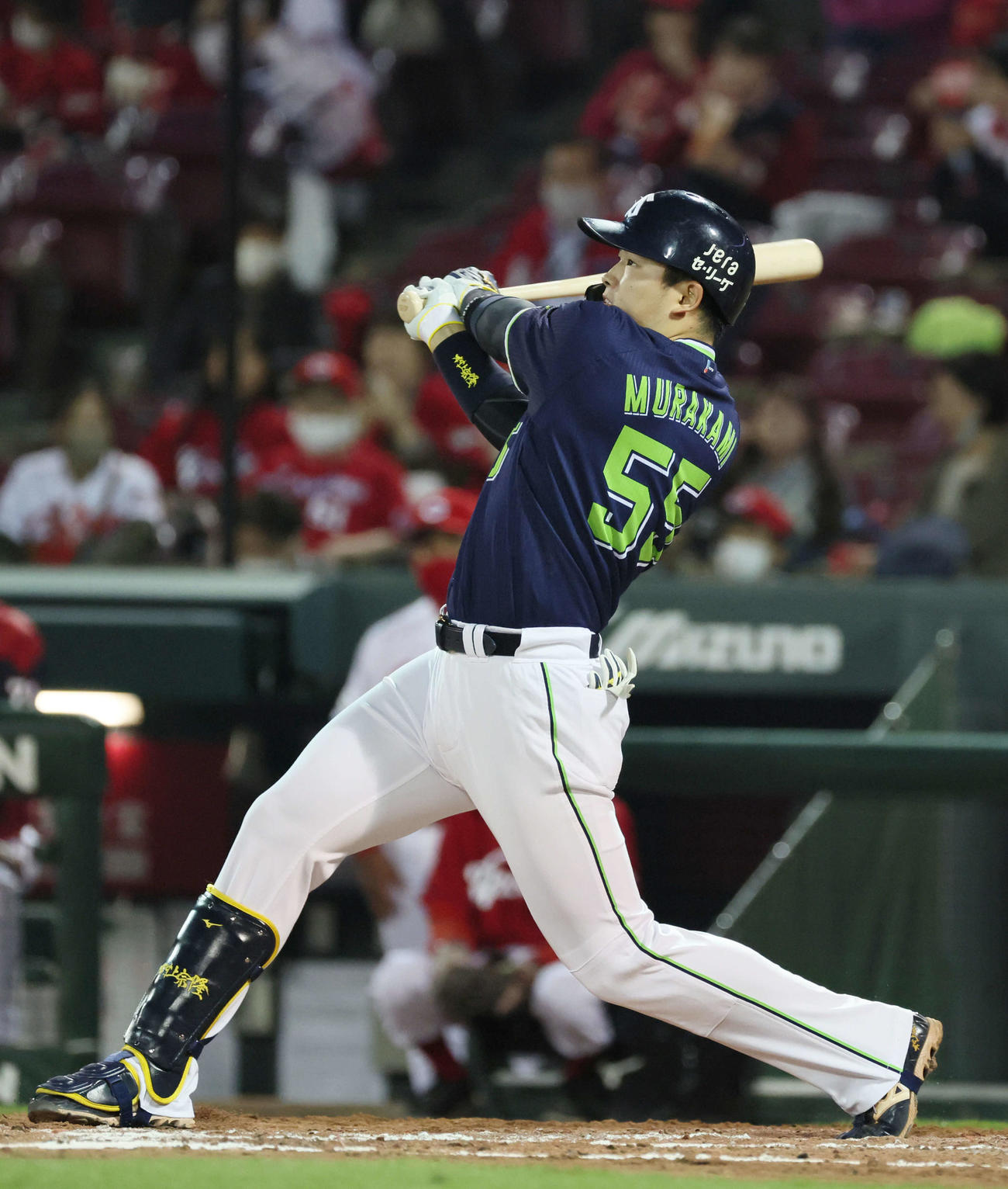 広島対ヤクルト　4回表ヤクルト1死、村上は25号右越え本塁打を放つ（撮影・加藤孝規）