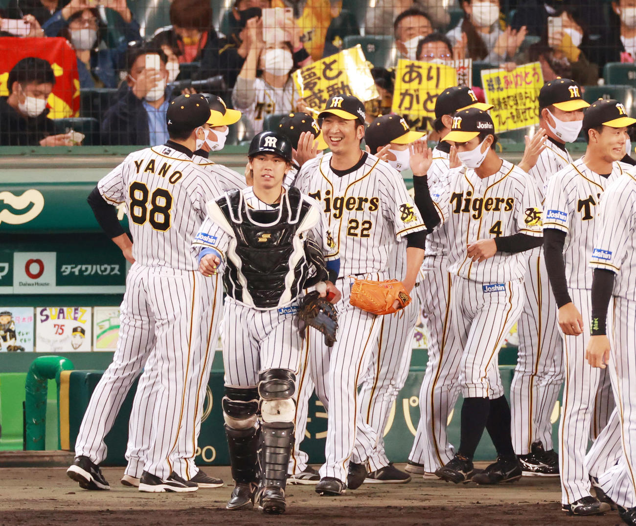 阪神対中日　9回、最後を締め矢野耀大監督（左）とタッチを交わす藤川球児（撮影・清水貴仁）