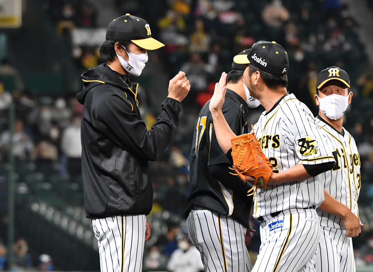 阪神対中日　試合を締めた藤川球児（右）とエアタッチを交わす藤浪晋太郎（撮影・岩下翔太）