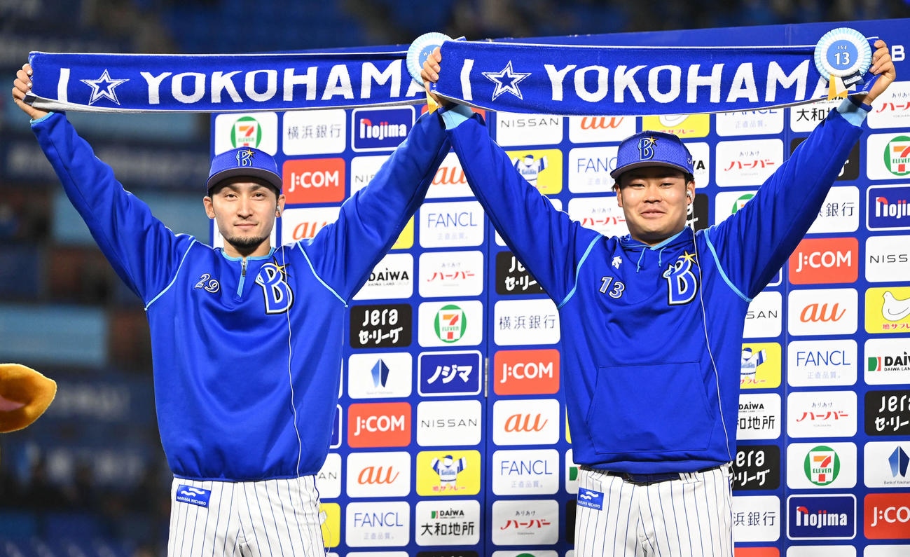 DeNA対巨人　お立ち台で笑顔のDeNA伊藤光（左）と伊勢（撮影・山崎安昭）