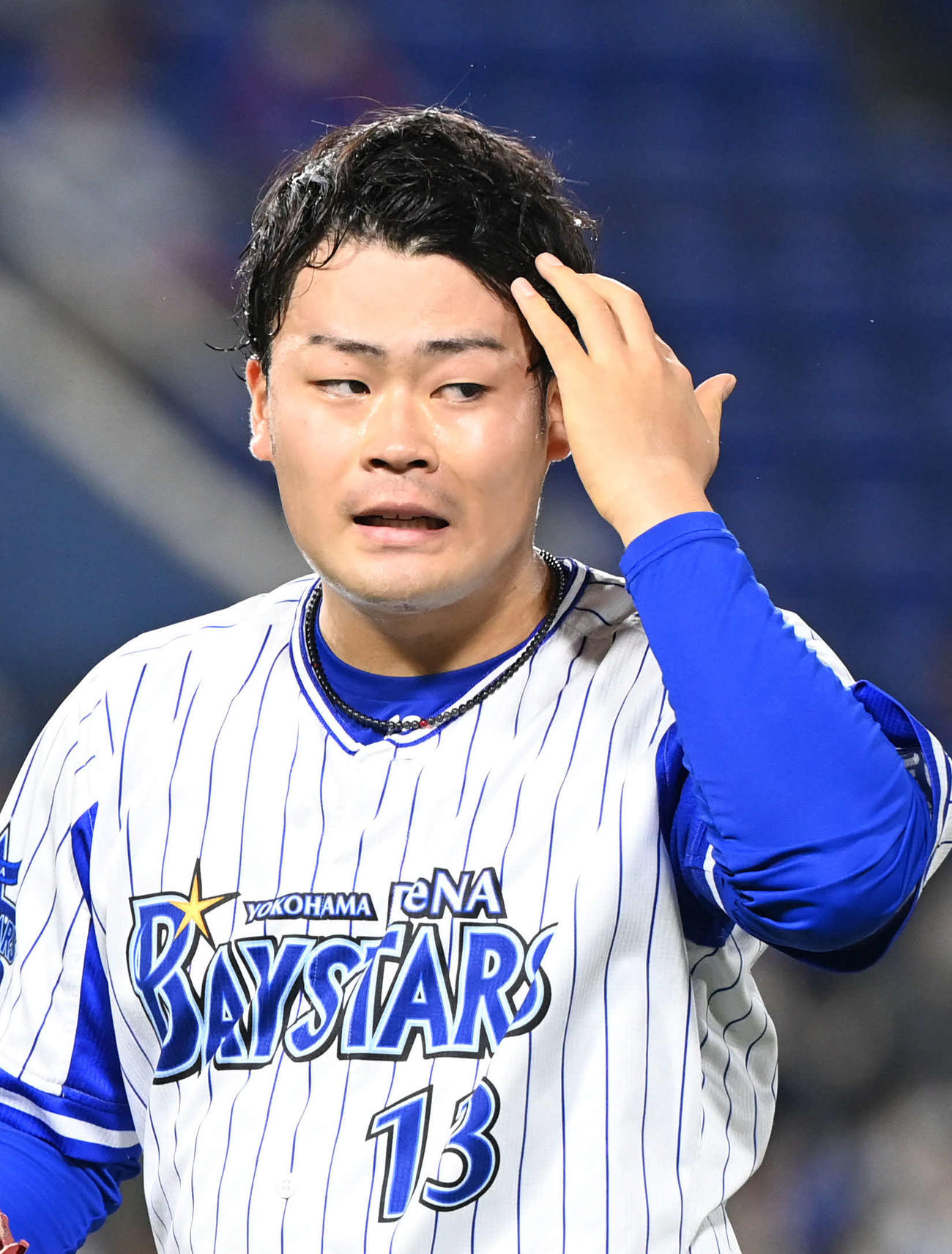 DeNA対巨人　ベンチに戻りながら汗を拭うDeNA伊勢（撮影・山崎安昭）