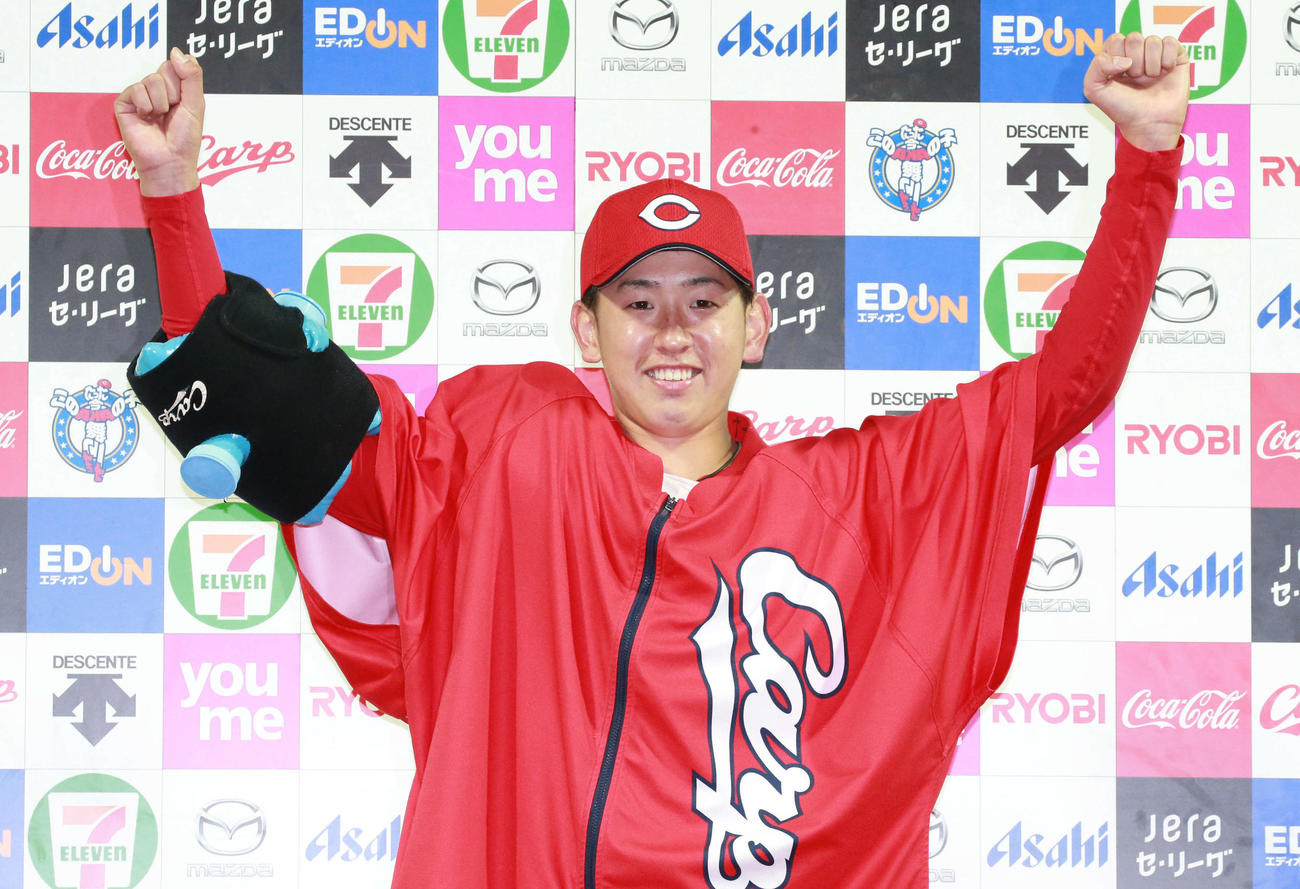 広島対ヤクルト　ヒーローインタビューでポーズを決める遠藤