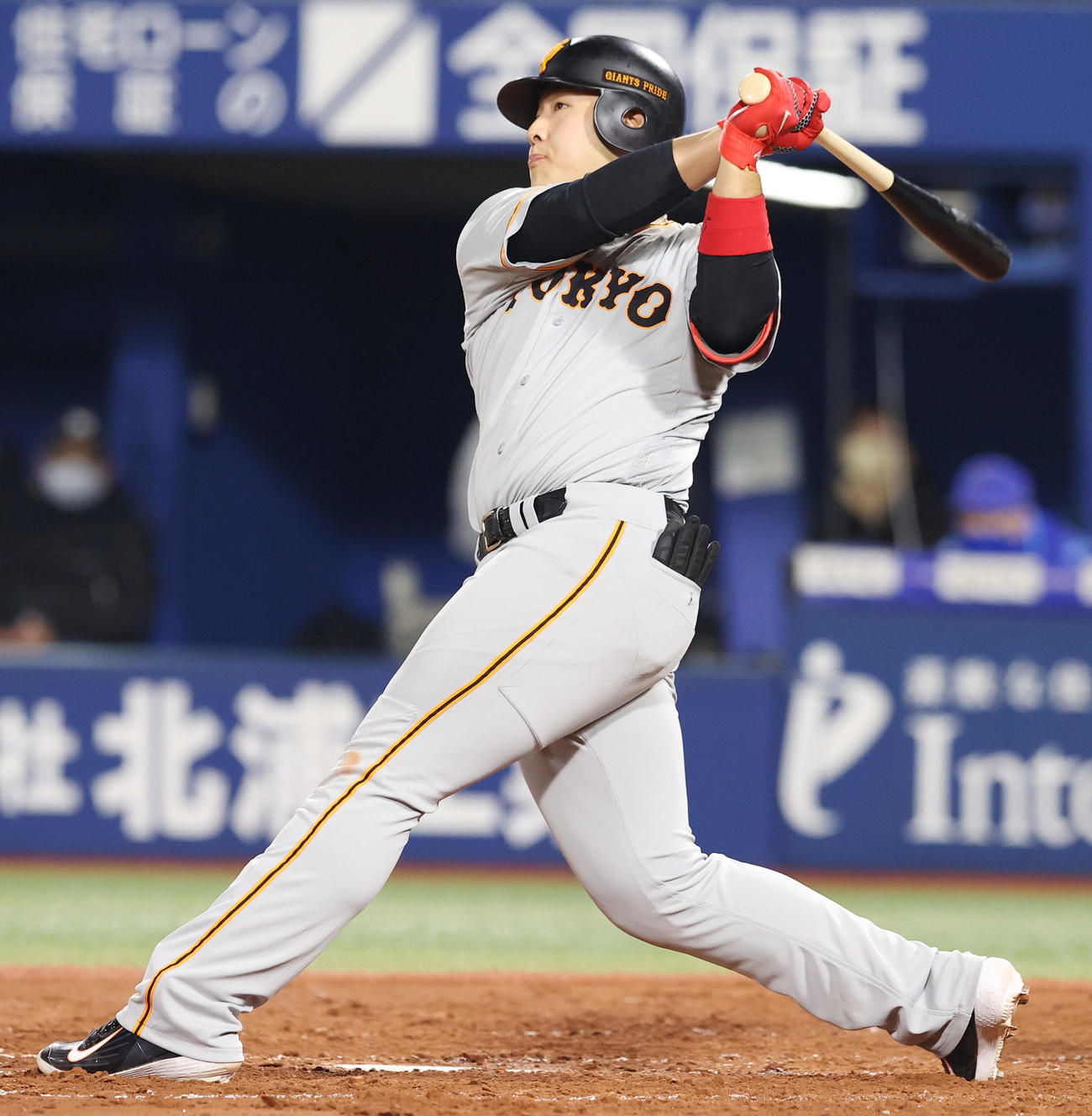 DeNA対巨人　3回表巨人2死一、二塁、左越え3点本塁打を放つ岡本（撮影・垰建太）