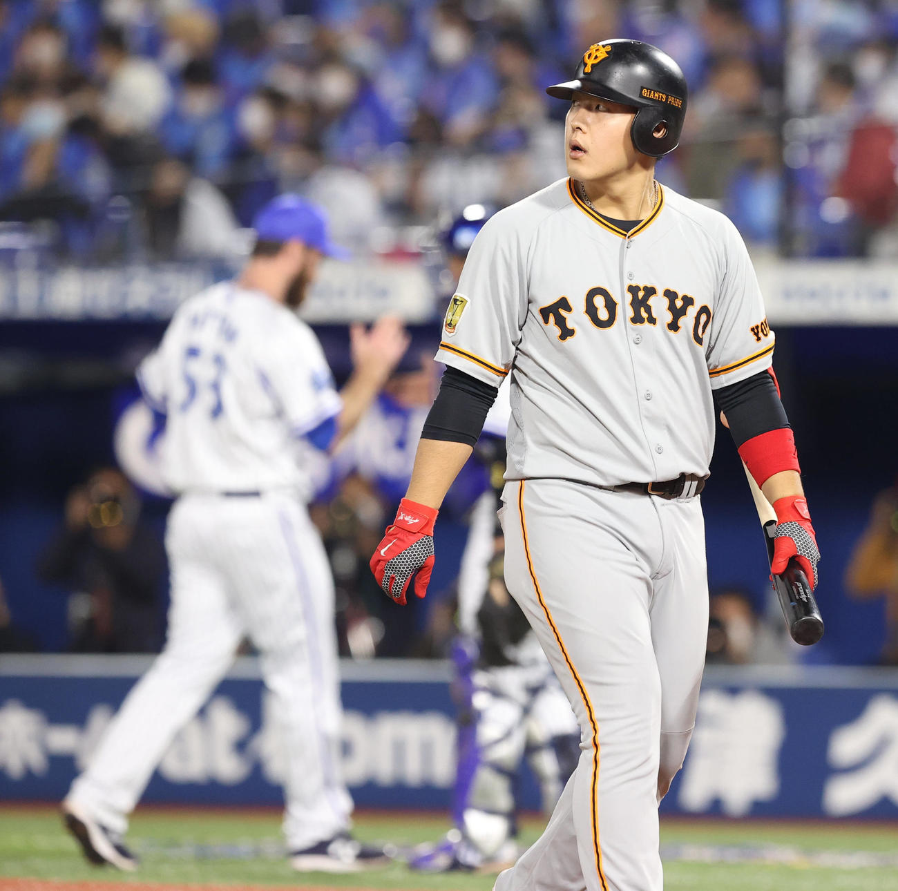 DeNA対巨人　7回表巨人2死一塁、遊直に倒れ悔しそうにスコアボードを見つめる岡本（撮影・垰建太）