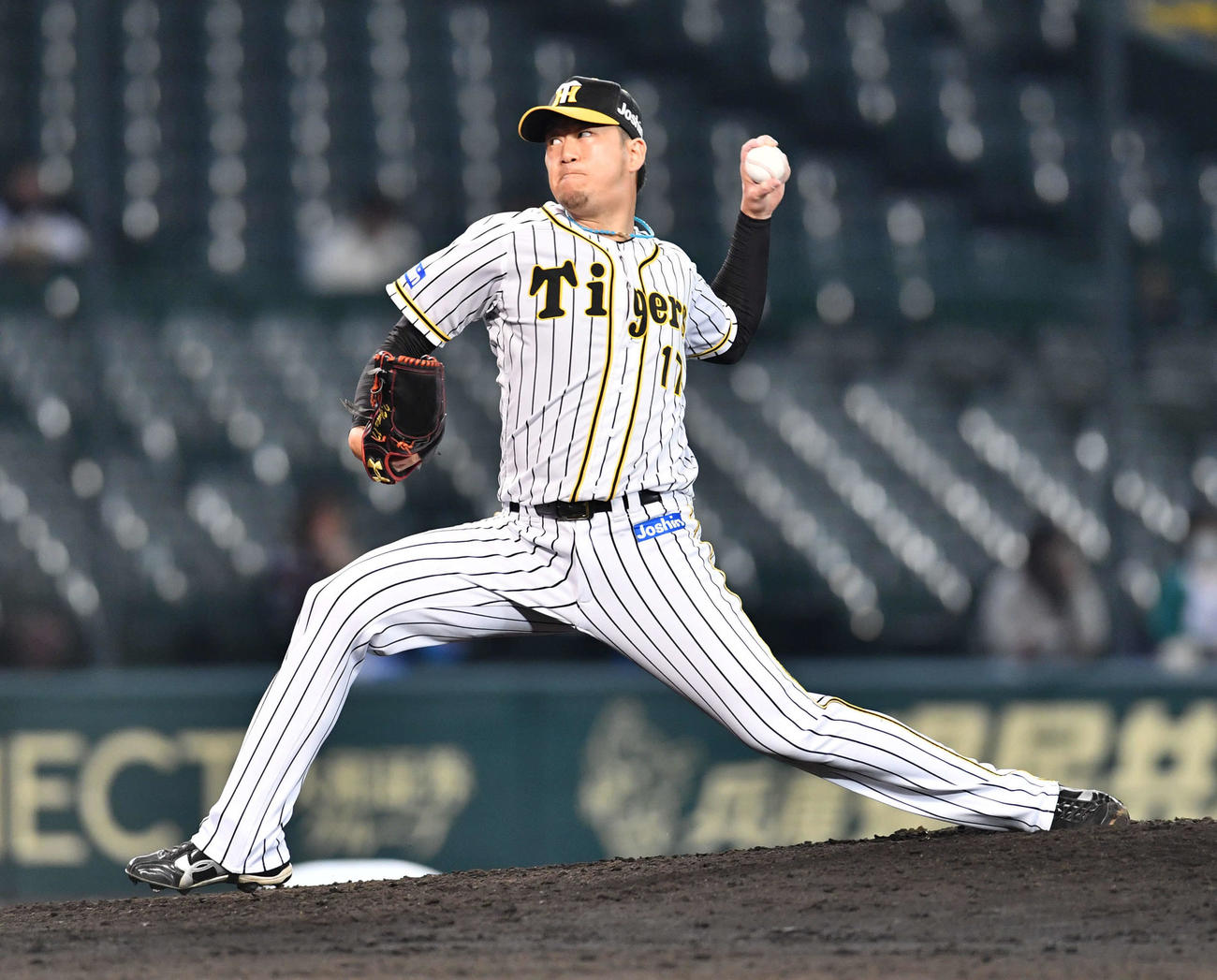 5回表、阪神2番手として登板した岩貞（撮影・岩下翔太）