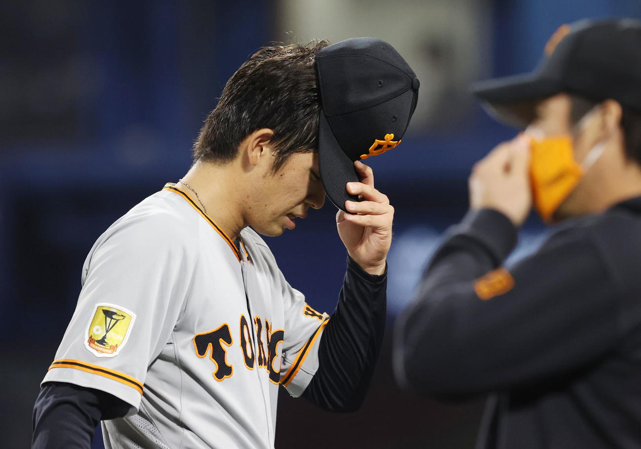 DeNA対巨人　1回裏の登板を終え4失点を喫した巨人先発の高橋はさえない表情でベンチに引き揚げる（撮影・垰建太）