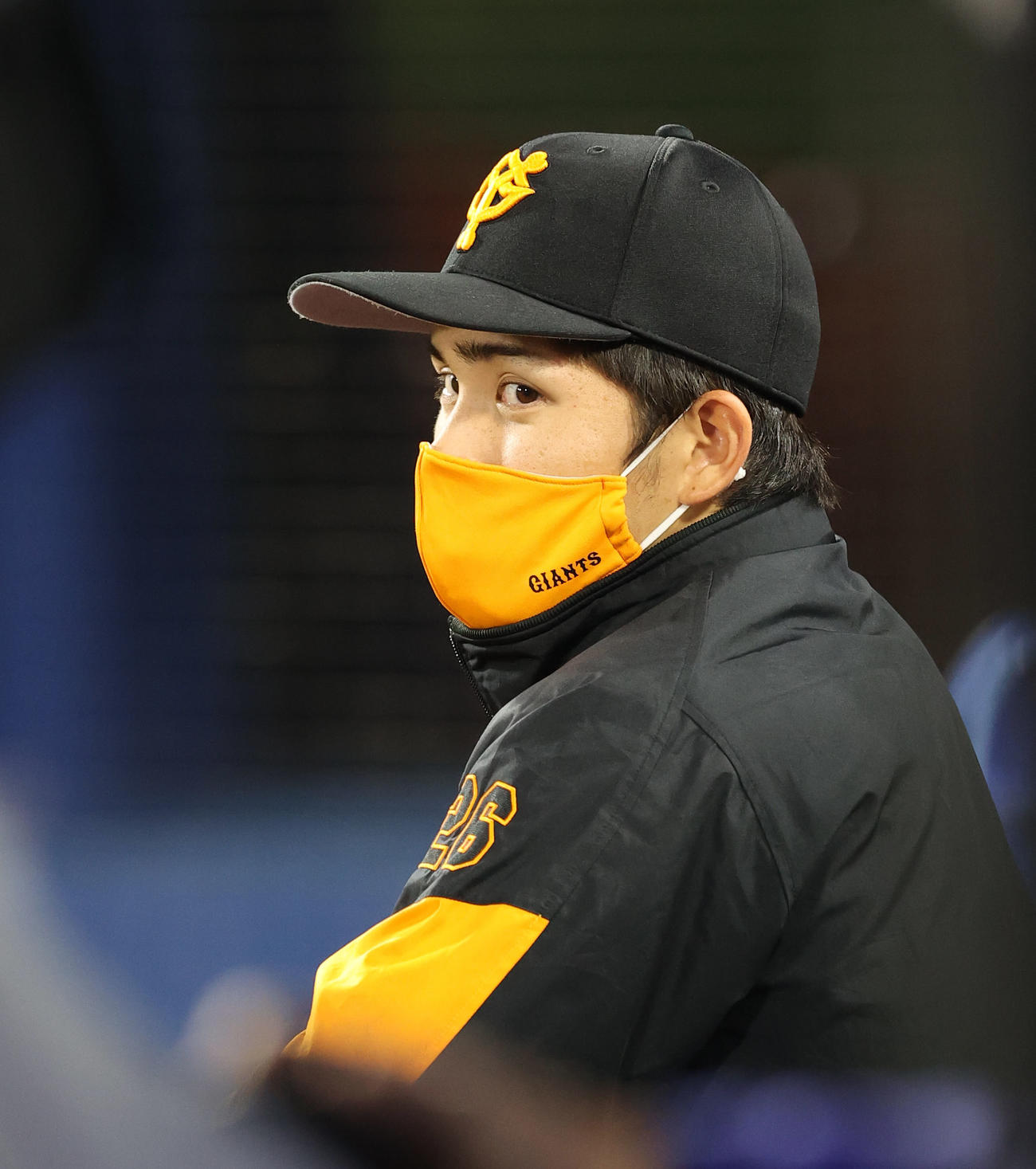 DeNA対巨人　さえない表情でベンチから試合を見つめる巨人高橋（撮影・垰建太）
