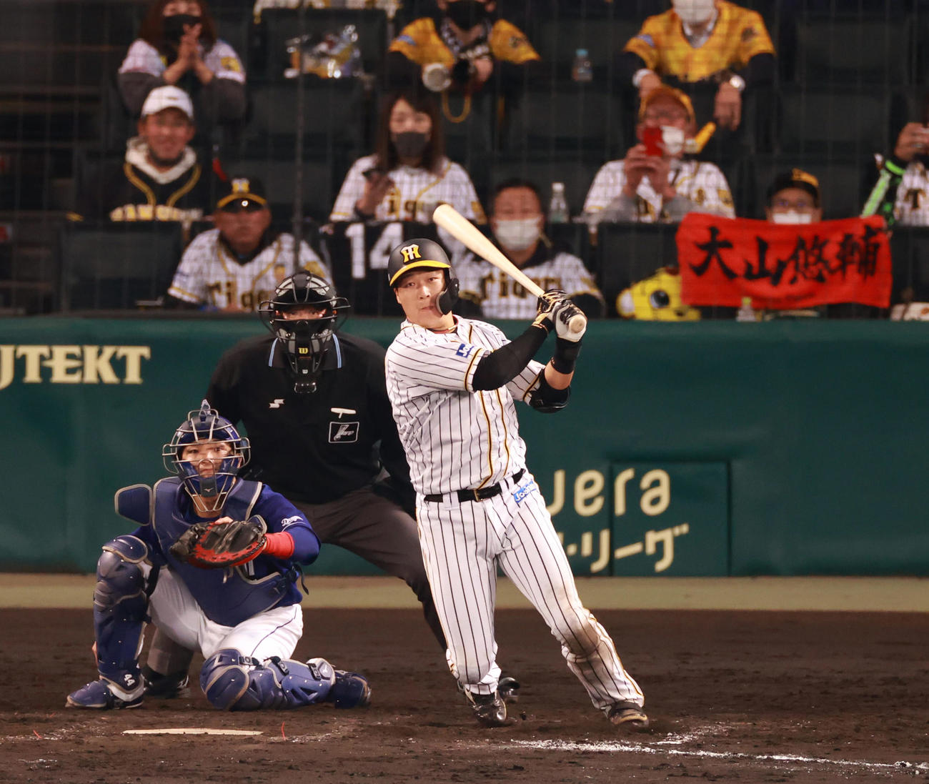 阪神対中日　8回裏阪神2死満塁、中前へ2点適時打を放つ大山悠輔（撮影・清水貴仁）