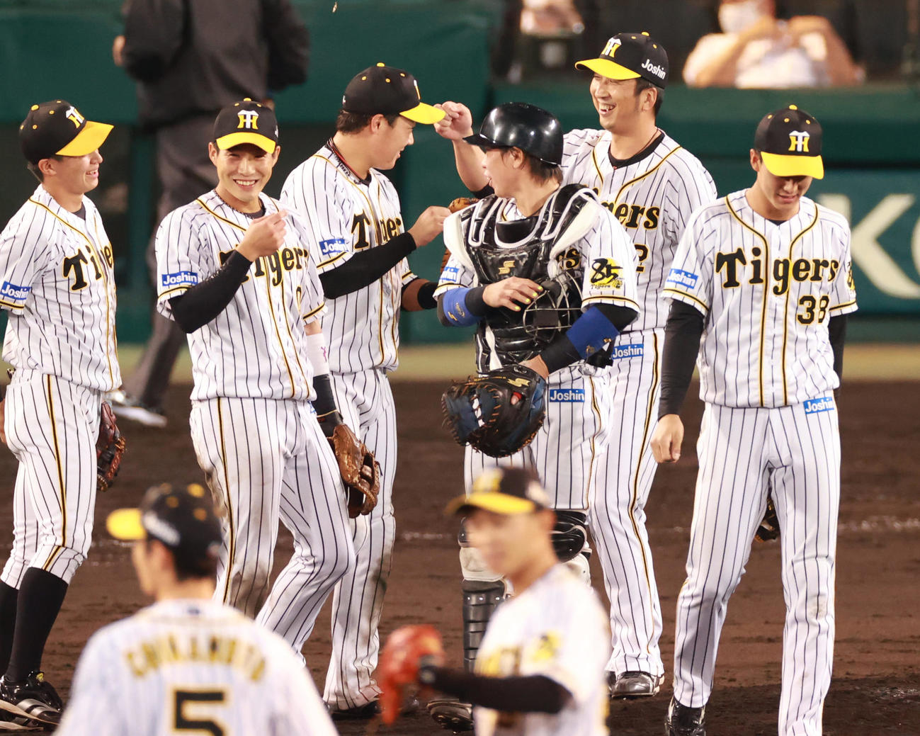 阪神対中日　9回、最後を締め大山悠輔（左から3人目）らとタッチを交わす藤川球児（右から2人目）（撮影・清水貴仁）
