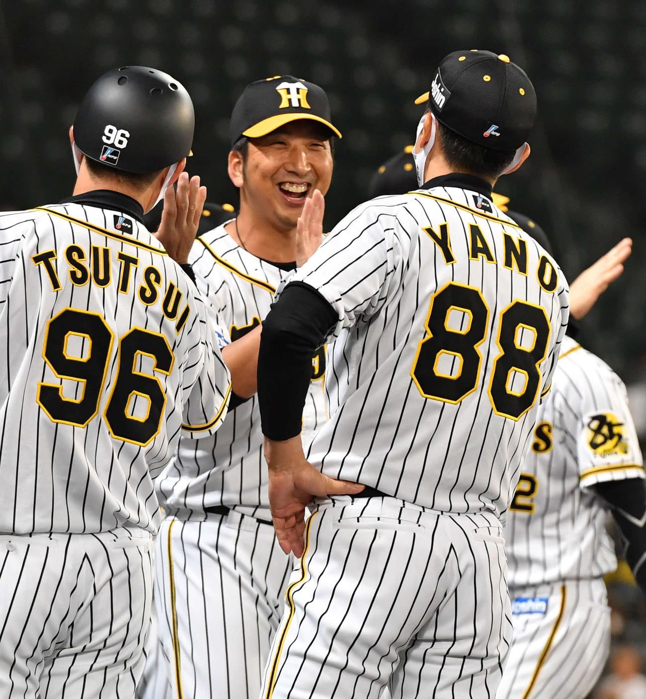 阪神対中日　試合を締めた藤川球児（中央）は矢野燿大監督（右）と笑顔でエアタッチ（撮影・岩下翔太）
