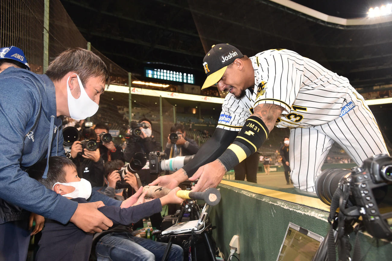 阪神対中日23回戦　ヒーローインタビュー後、ファンの子どもにバットをプレゼントするジェフリー・マルテ（撮影・岩下翔太）