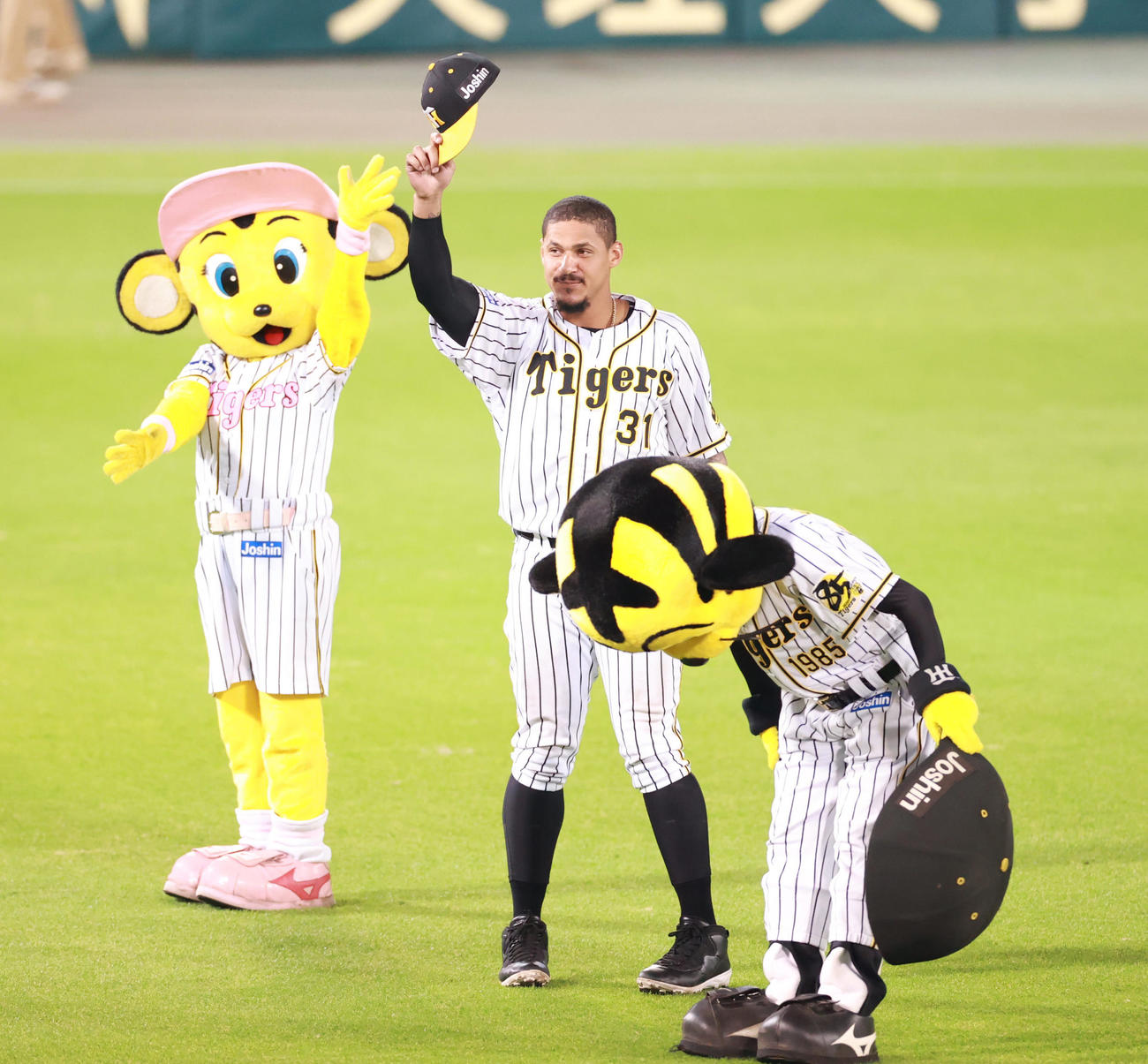 阪神対中日　試合後、ファンに手を振るジェフリー・マルテ（撮影・清水貴仁）