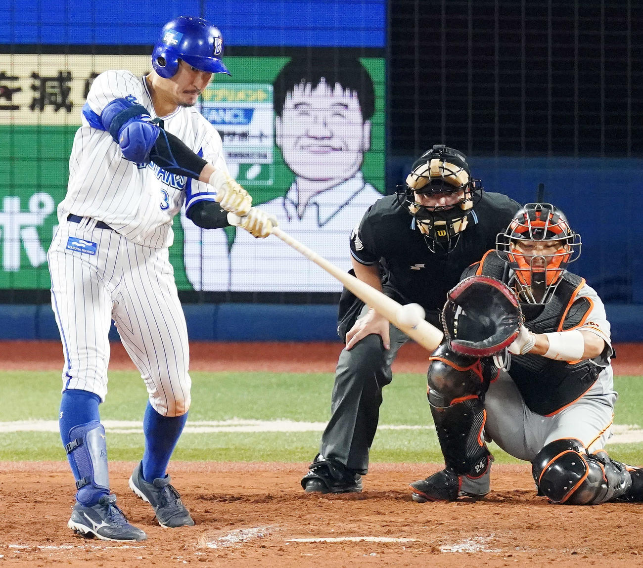DeNA対巨人　8回裏DeNA無死、左前打を放つ梶谷（撮影・江口和貴）