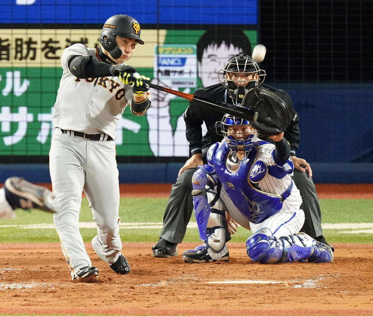 DeNA対巨人　8回表巨人1死満塁、左犠飛を放つ丸（撮影・江口和貴）