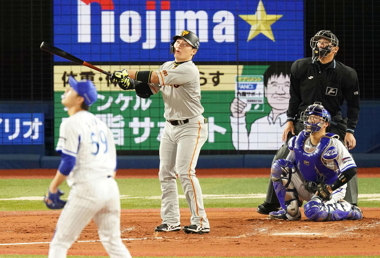 DeNA対巨人　2回表巨人1死、プロ通算200号となるソロ本塁打を右越えに放つ丸。投手平良（撮影・江口和貴）