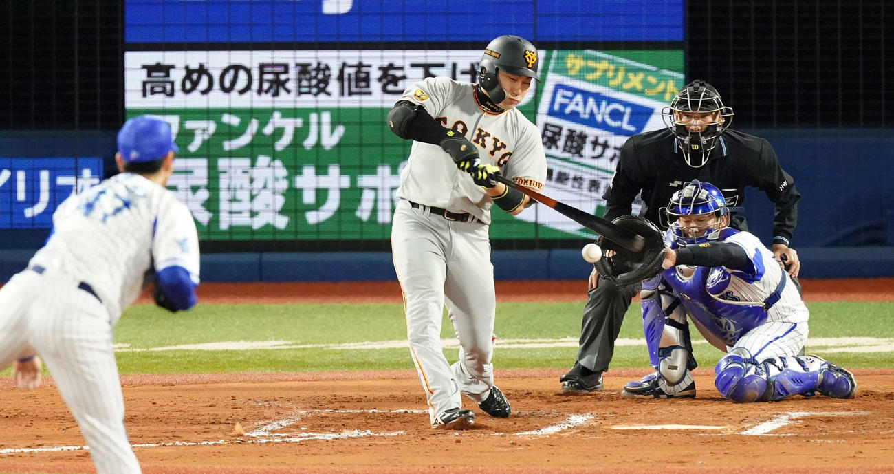 DeNA対巨人　6回表巨人1死満塁、空振り三振に倒れる丸。投手砂田（撮影・江口和貴）