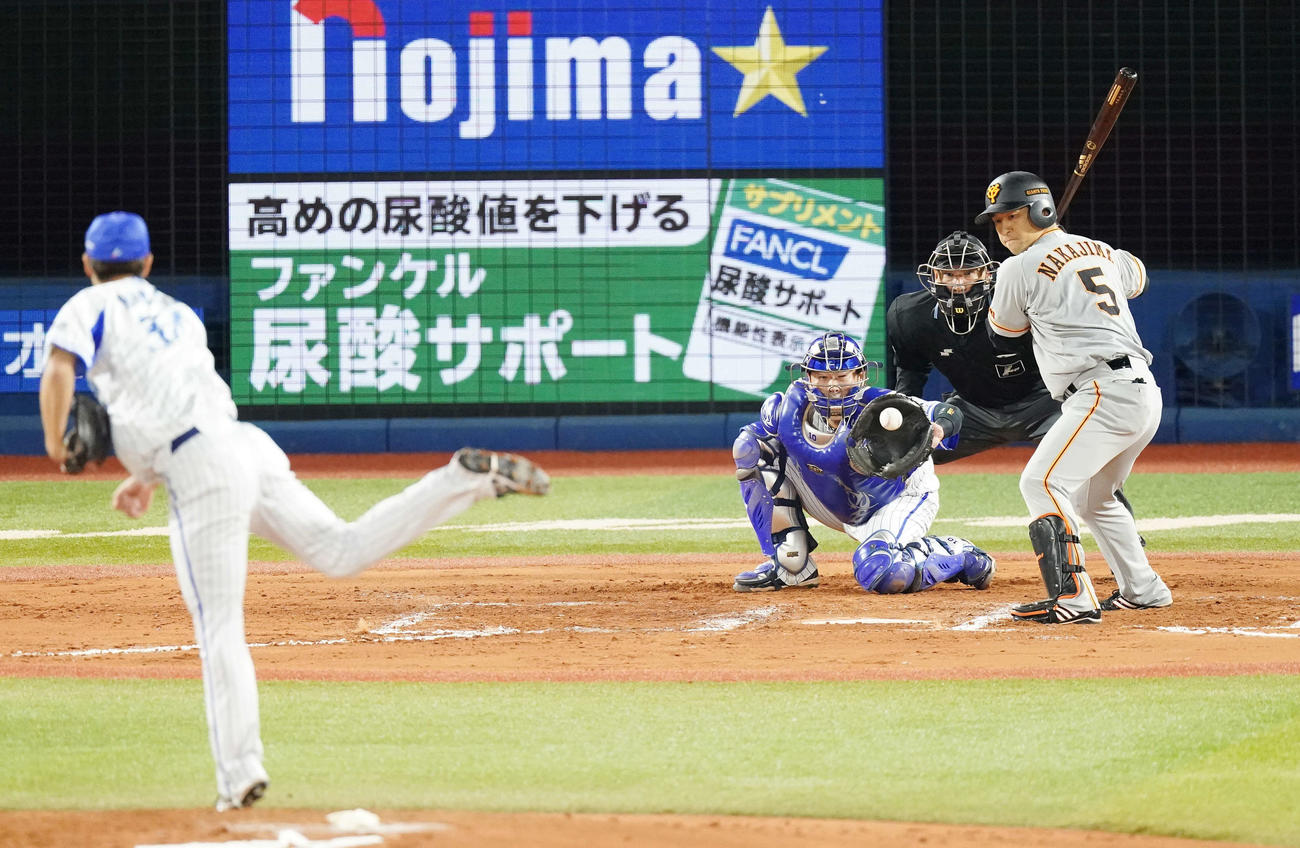 DeNA対巨人　6回表巨人2死満塁、見逃しの三振に倒れる中島。投手平田（撮影・江口和貴）