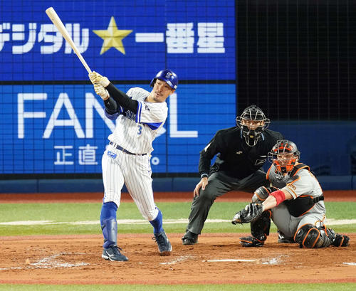 DeNA対巨人　7回裏DeNA1死二塁、右前適時打を放つ梶谷（撮影・江口和貴）