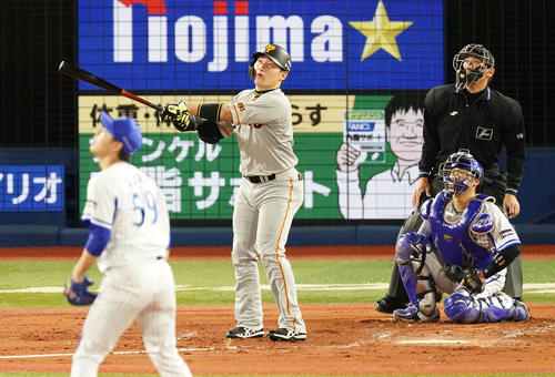 DeNA対巨人　2回表巨人1死、プロ通算200号となるソロ本塁打を右越えに放つ丸。投手平良（撮影・江口和貴）