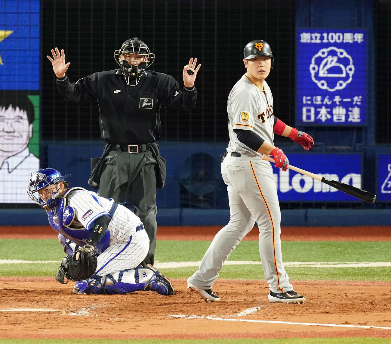 DeNA対巨人　8回表巨人1死一、二塁、死球を受け投手パットンを見る岡本（撮影・江口和貴）