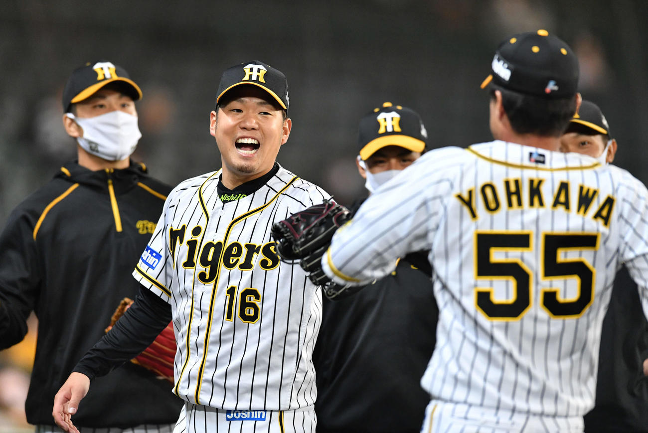 阪神対中日　5回表中日2死、西勇は大島の右邪飛を好捕した陽川を笑顔で迎える（撮影・岩下翔太）