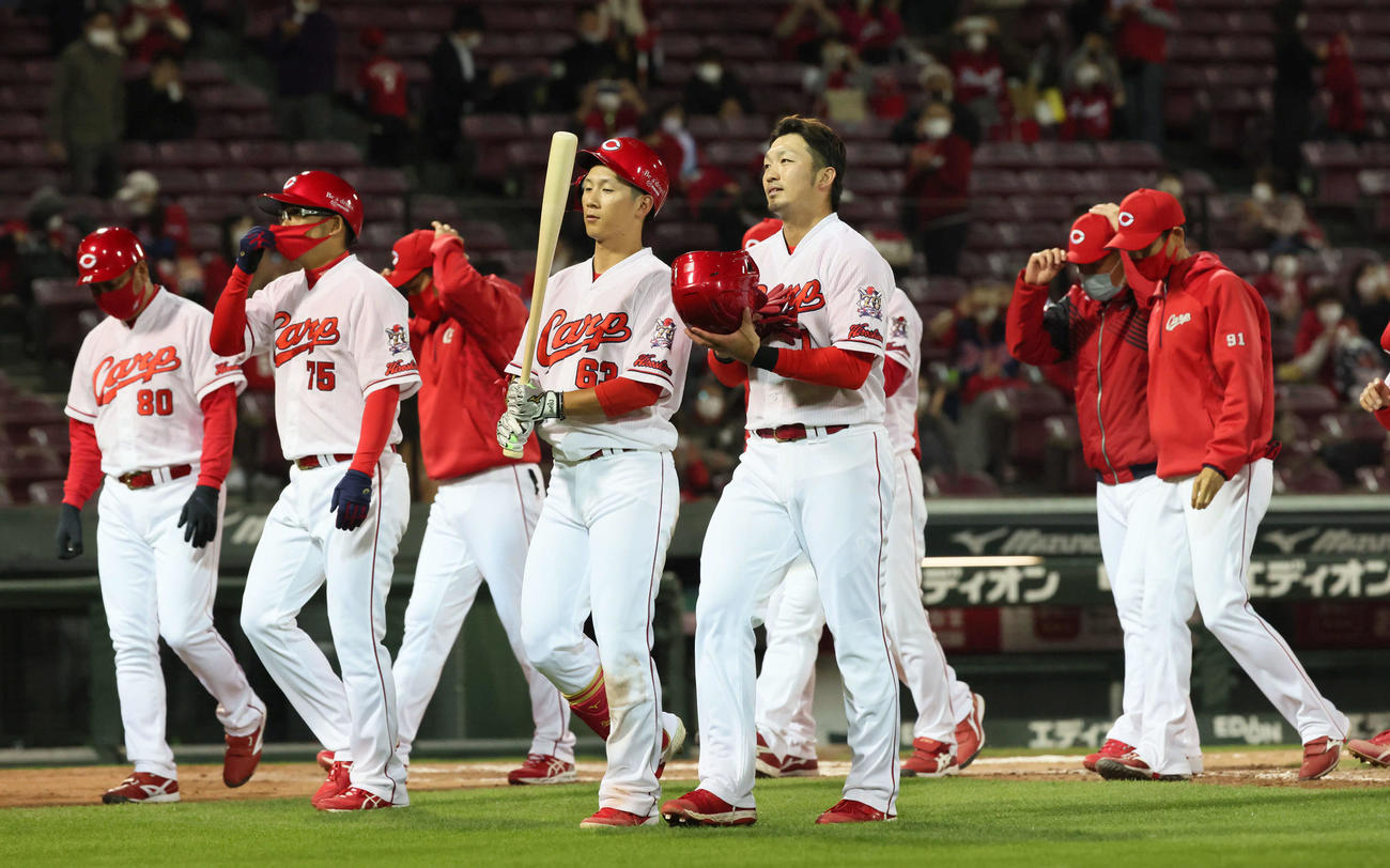 広島対ヤクルト　延長10回、3対3のドローに終わった広島（撮影・加藤孝規）