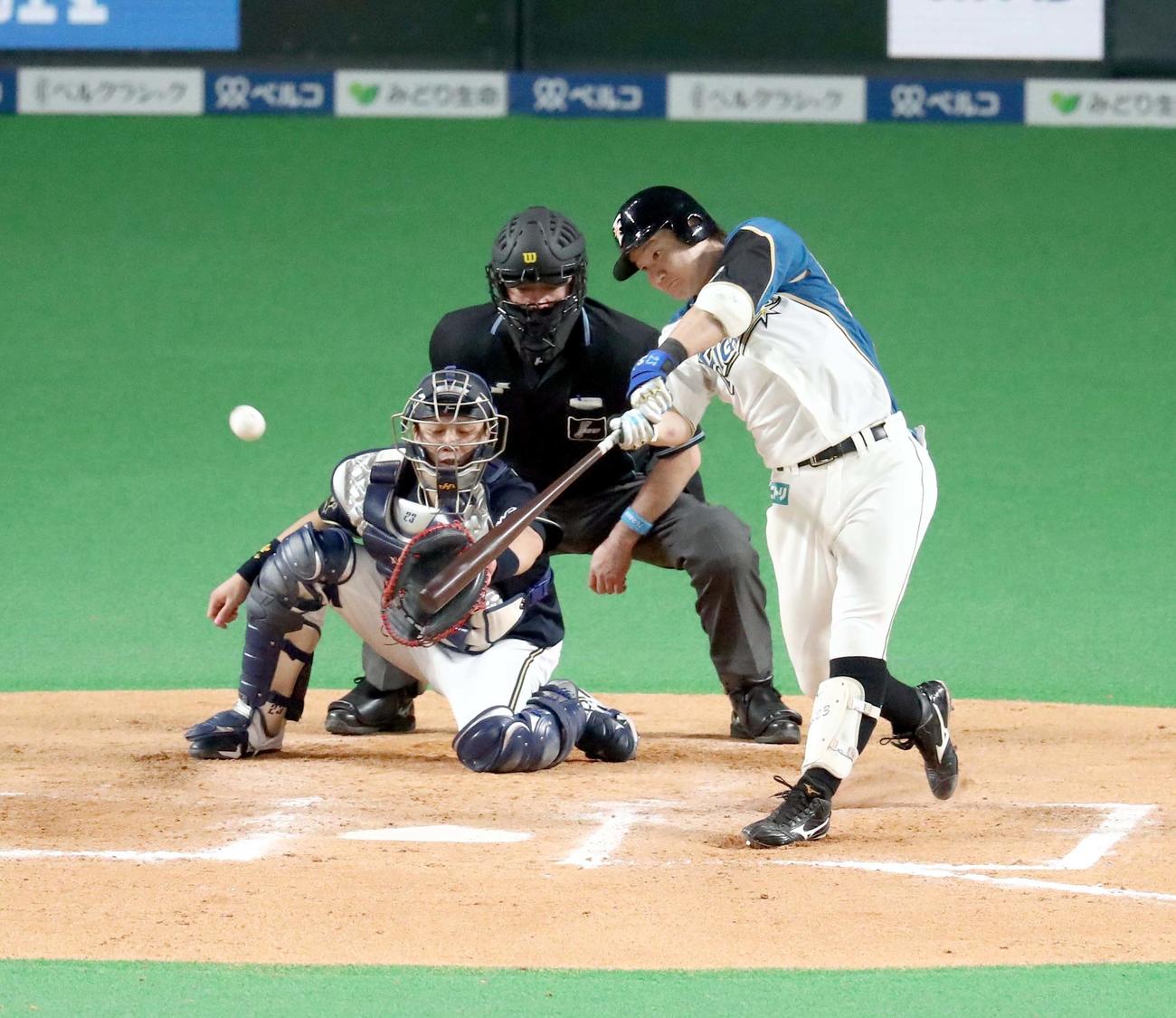 日本ハム対オリックス　10回裏日本ハム1死満塁、サヨナラ右犠飛を放つ渡辺（撮影・黒川智章）