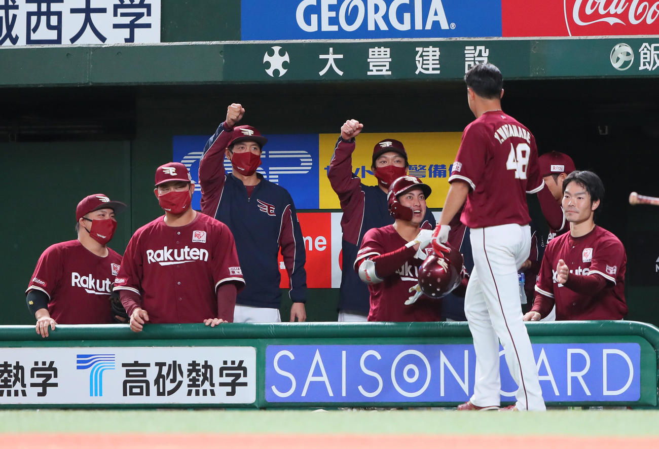 西武対楽天　3回表楽天無死一、三塁、田中貴がスクイズを決め喜ぶナイン（撮影・足立雅史）