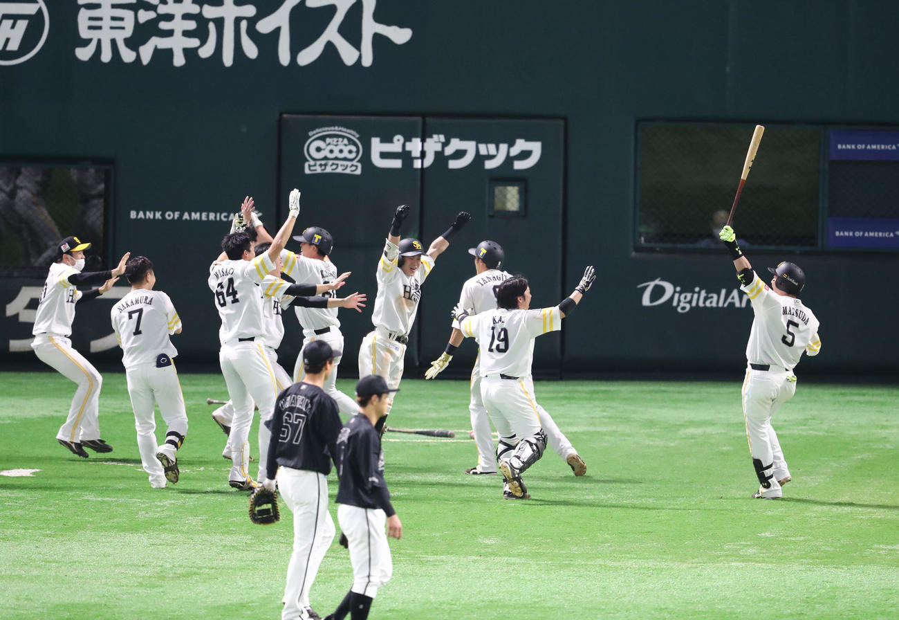 ソフトバンク対ロッテ　9回裏ソフトバンク1死二、三塁、益田の暴投に加え捕手・田村龍弘が球の行方を見失い三塁走者の柳田悠岐、二塁走者の釜元豪が生還、サヨナラとなる（撮影・梅根麻紀）
