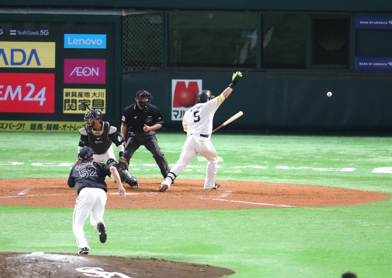 ソフトバンク対ロッテ　9回裏ソフトバンク1死二、三塁、益田の暴投に加え捕手・田村龍弘が球の行方を見失い三塁走者の柳田悠岐、二塁走者の釜元豪が生還、サヨナラとなる（撮影・梅根麻紀）