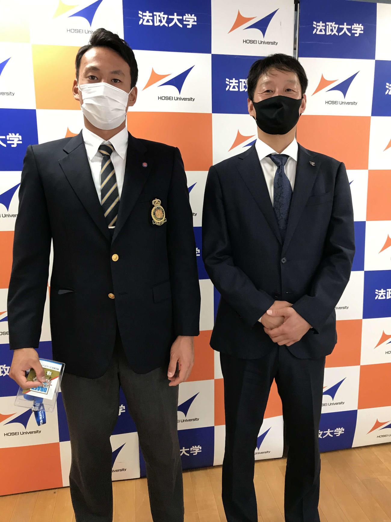 指名あいさつを受けた楽天ドラフト2位指名の法大・高田（左）と担当の部坂スカウト（右）（球団提供）