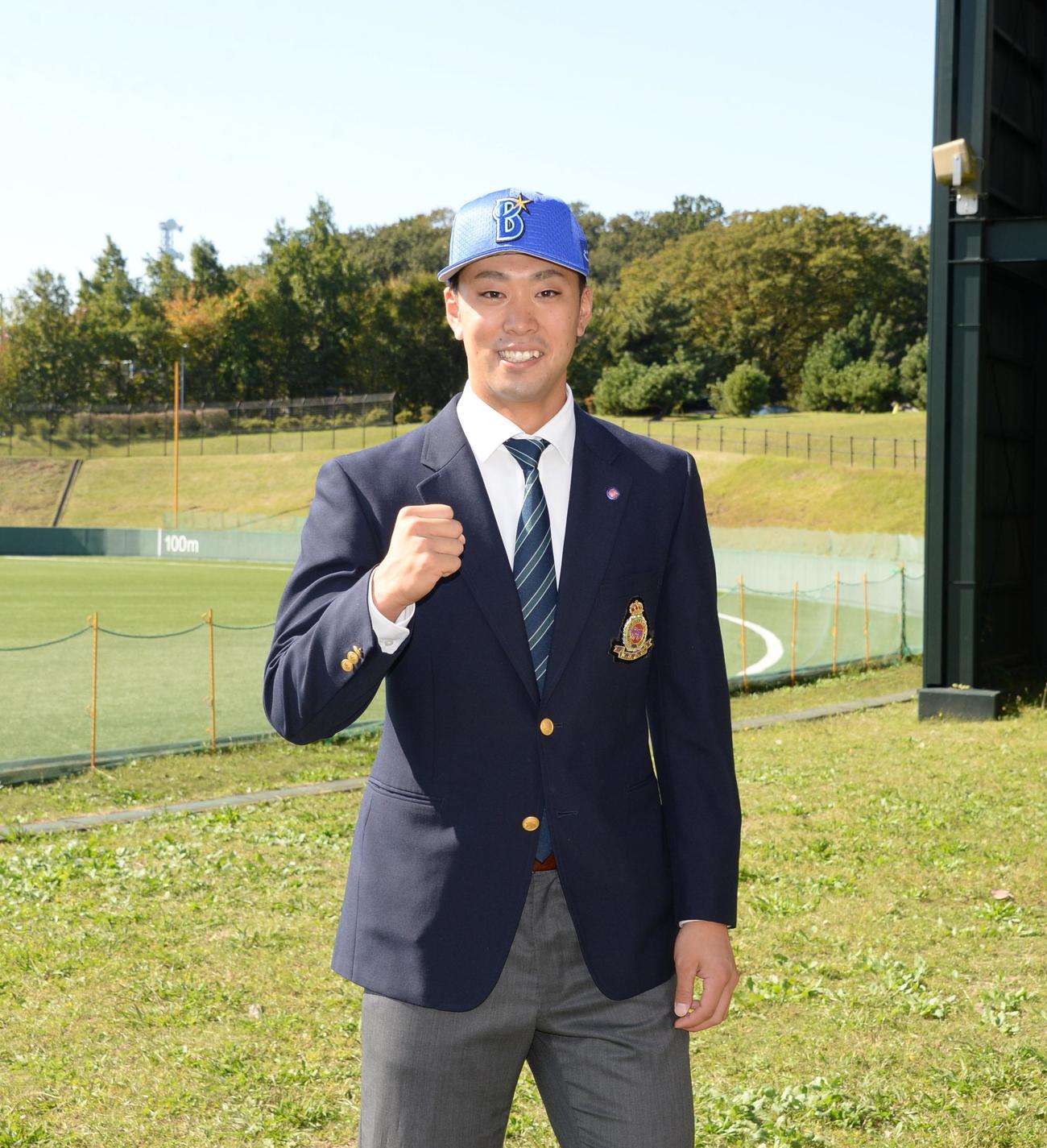 DeNAドラフト1位の明大・入江大生は、指名あいさつを受け笑顔で健闘を誓う（撮影・鈴木正章）