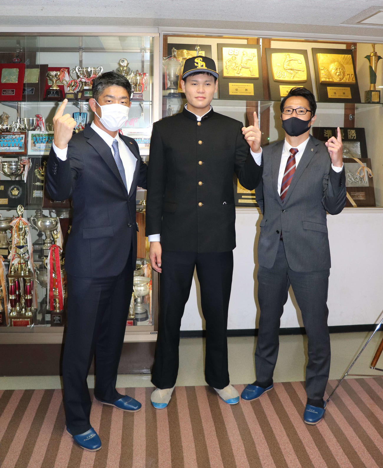ソフトバンクの福山アマスカウトチーフ（左）と荒金アマスカウト（右）から指名あいさつを受けた笹川（中央）（撮影・小早川宗一郎）