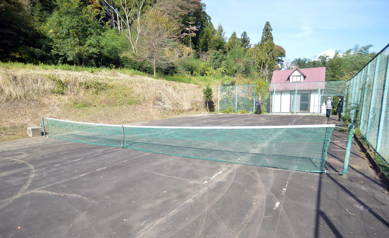 祖父勲さんが阪神ドラフト1位佐藤とキャッチボールした自宅敷地内にあるテニスコート（撮影・中島正好）