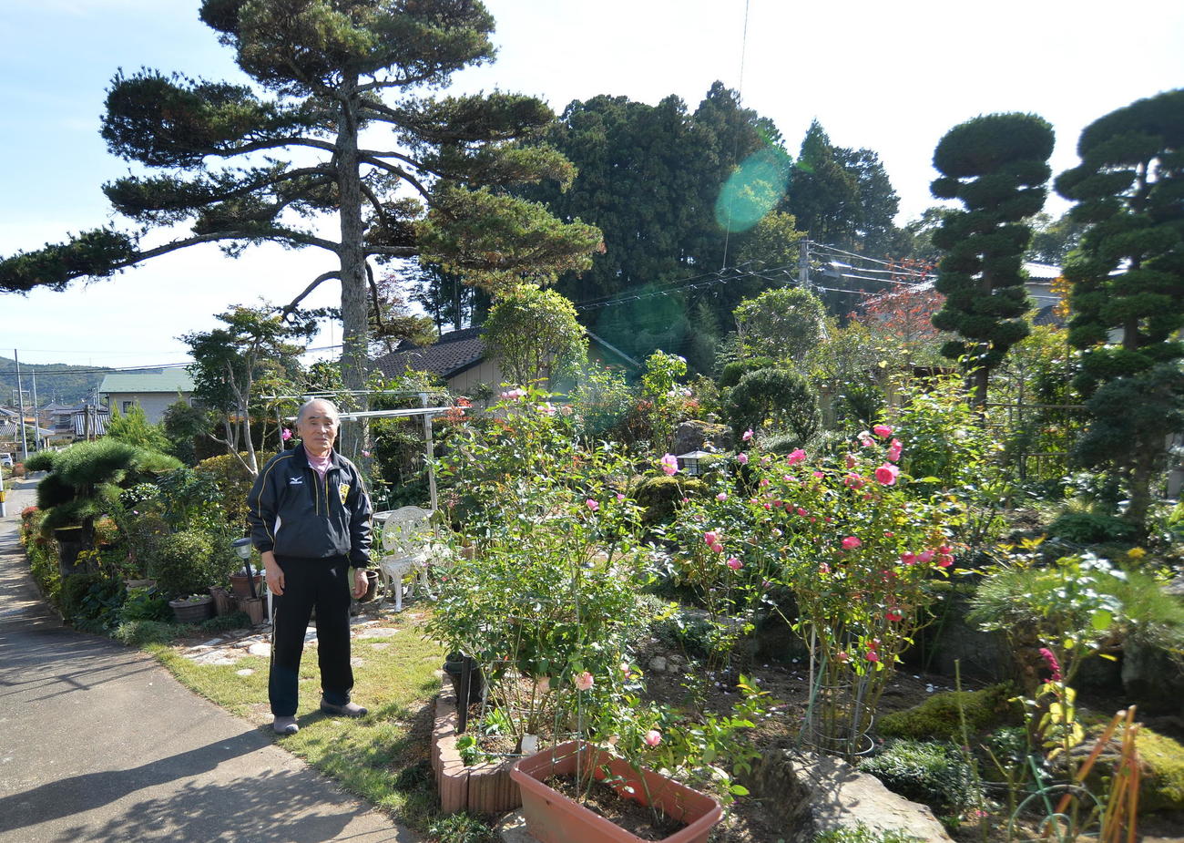 父博信さんが小学校時代に投球練習した元マウンド付近に立つ祖父勲さん（撮影・中島正好）