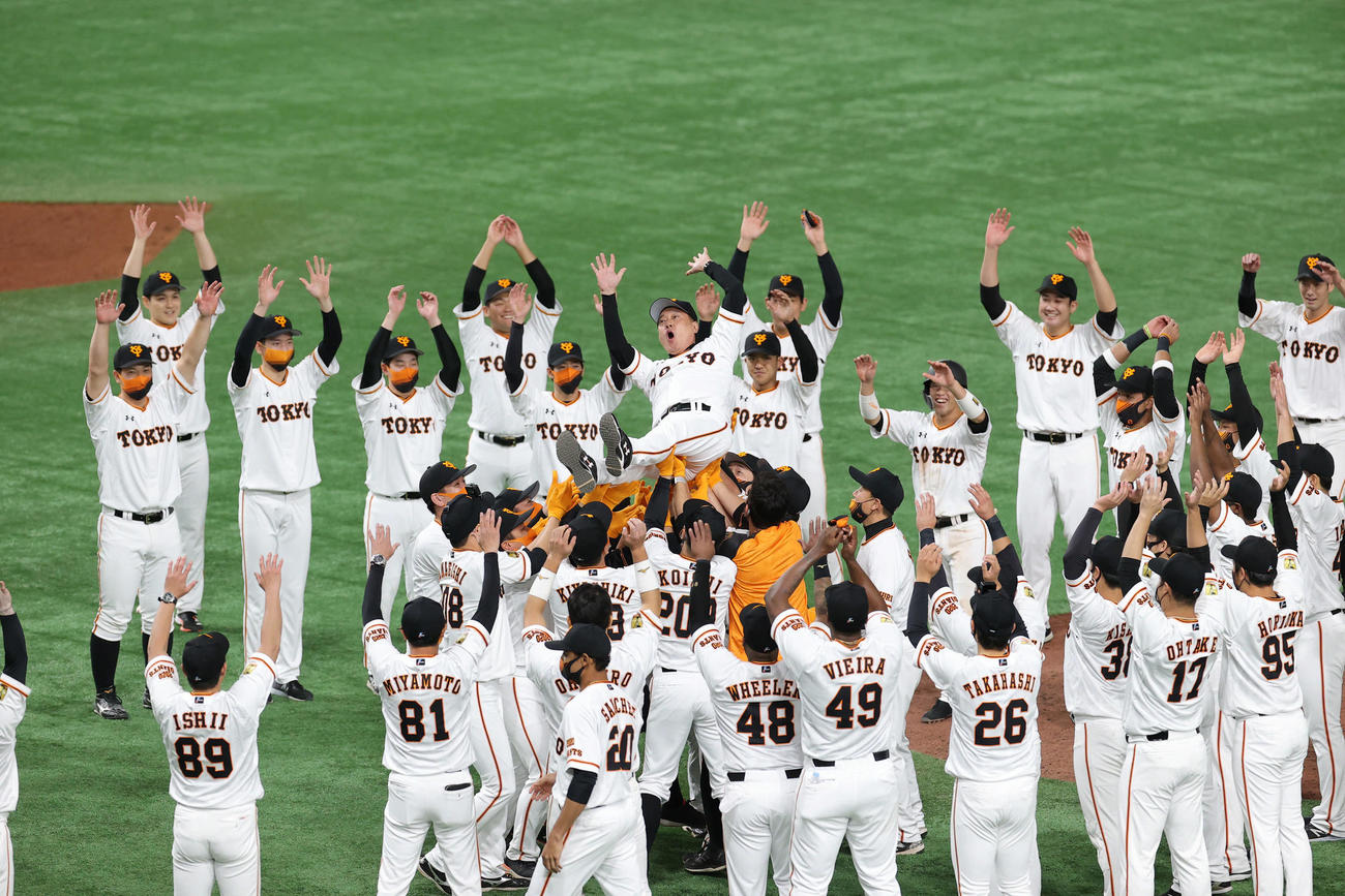 巨人対ヤクルト　優勝を決め胴上げされる原監督（撮影・井上学）