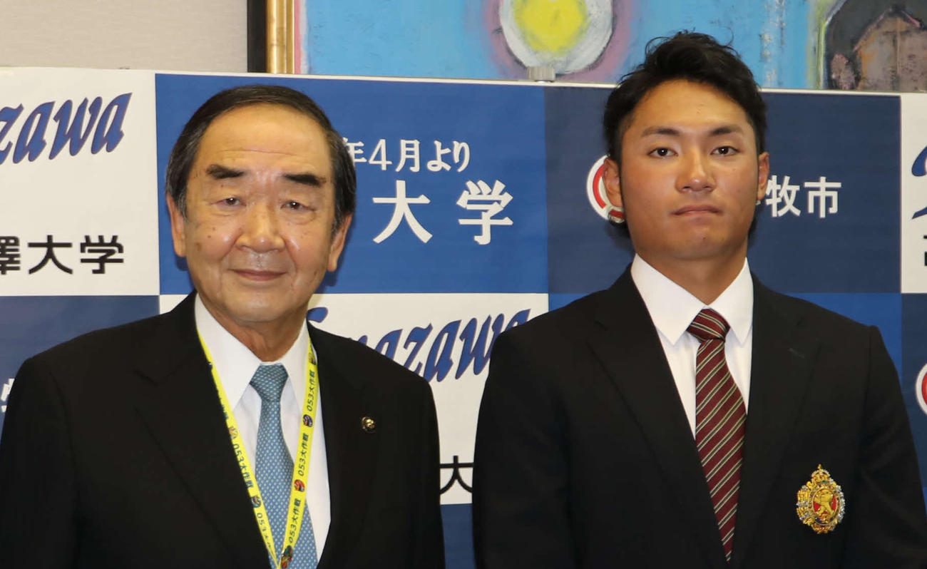 苫小牧市役所を表敬訪問し、岩倉博文市長（左）と記念撮影する苫小牧駒大・伊藤（撮影・山崎純一）