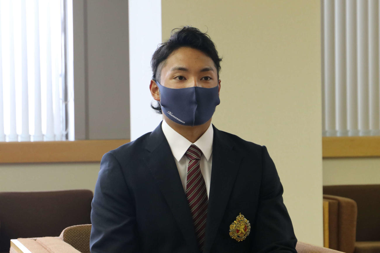苫小牧市役所を表敬訪問し、岩倉博文市長を前に決意表明する苫小牧駒大・伊藤（撮影・山崎純一）