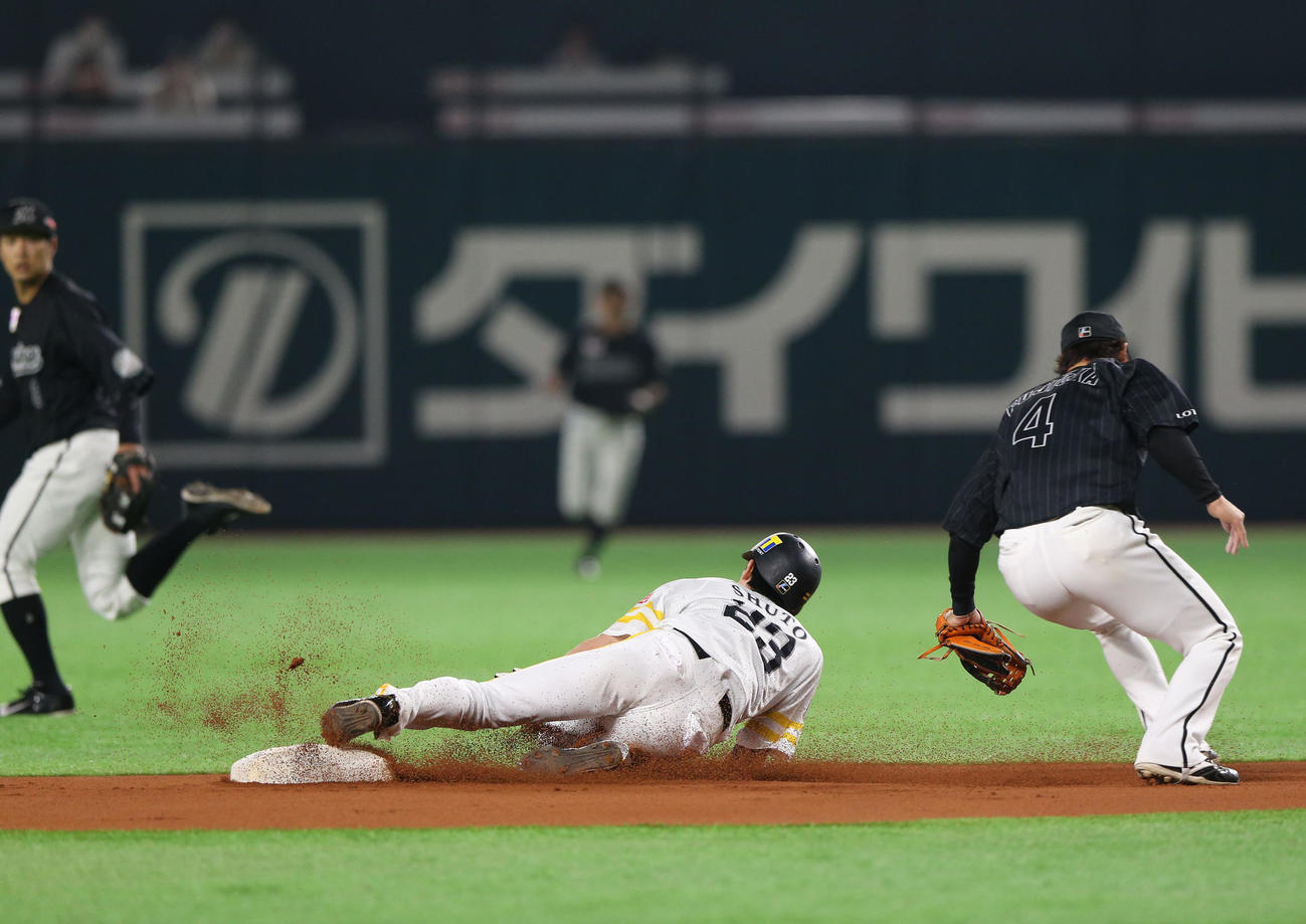 ソフトバンク対ロッテ　1回裏ソフトバンク無死一塁、打者中村晃の時、周東佑京は二盗を決める（撮影・上山淳一）