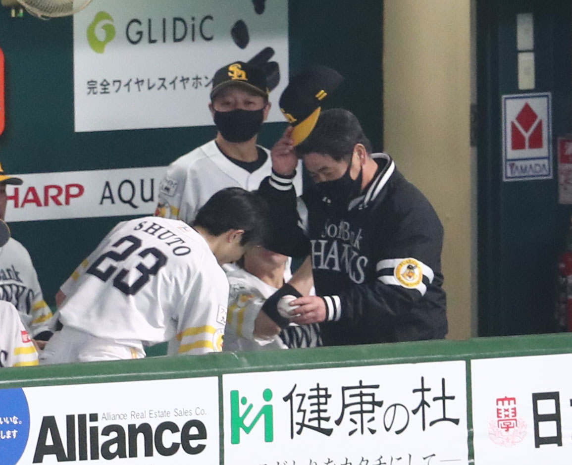 ソフトバンク対ロッテ　1回に12試合連続盗塁成功させ日本新記録となった周東佑京に脱帽して敬意を表する工藤公康監督（撮影・梅根麻紀）