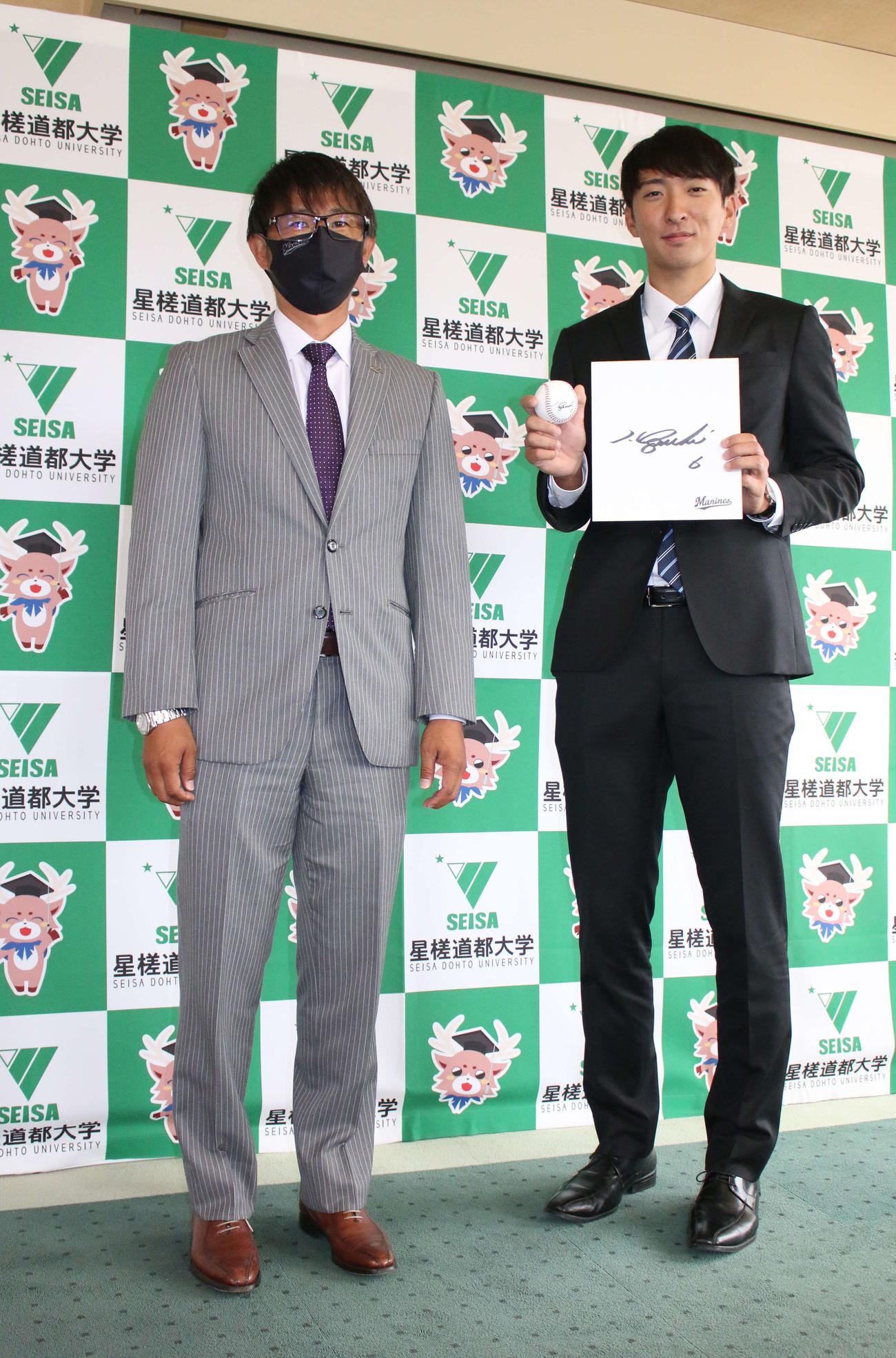 ロッテのドラフト4位、星槎道都大・河村は同大で指名あいさつを受け、井口監督の直筆のサイン色紙とサインボールを手に柳沼スカウト（左）と記念撮影（撮影・木下大輔）