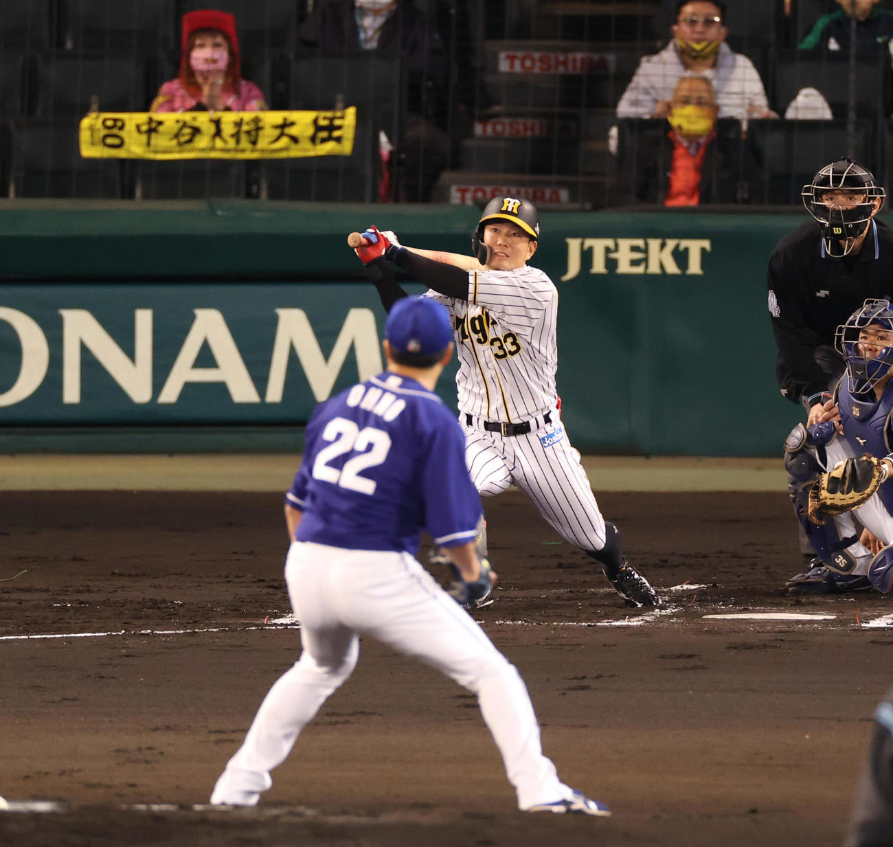 阪神対中日　1回裏阪神無死一塁、中日大野雄大から右中間へ同点適時二塁打を放つ糸原健斗（撮影・清水貴仁）