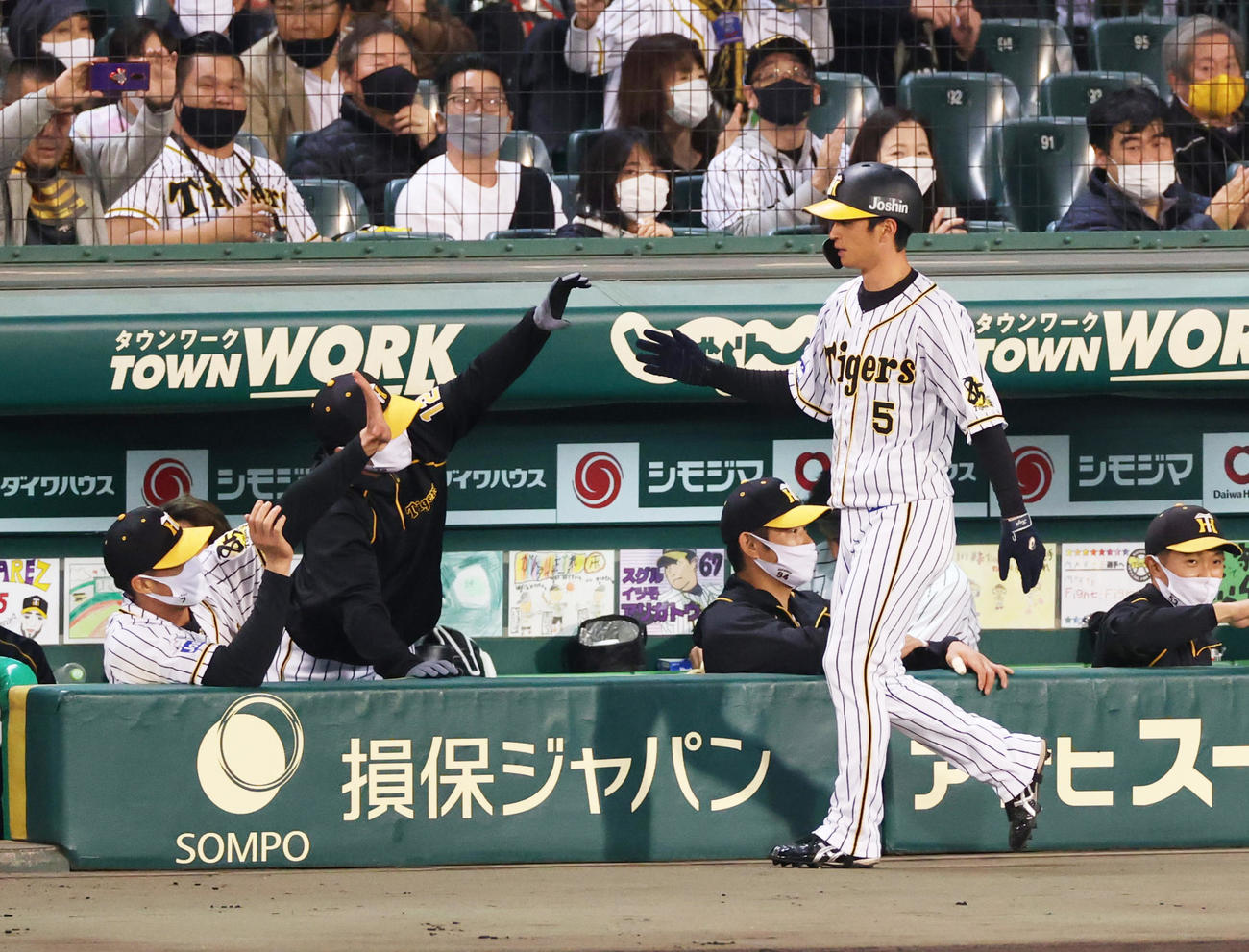 阪神対中日　1回裏阪神無死一塁、糸原健斗の同点適時二塁打で生還する近本光司（撮影・清水貴仁）