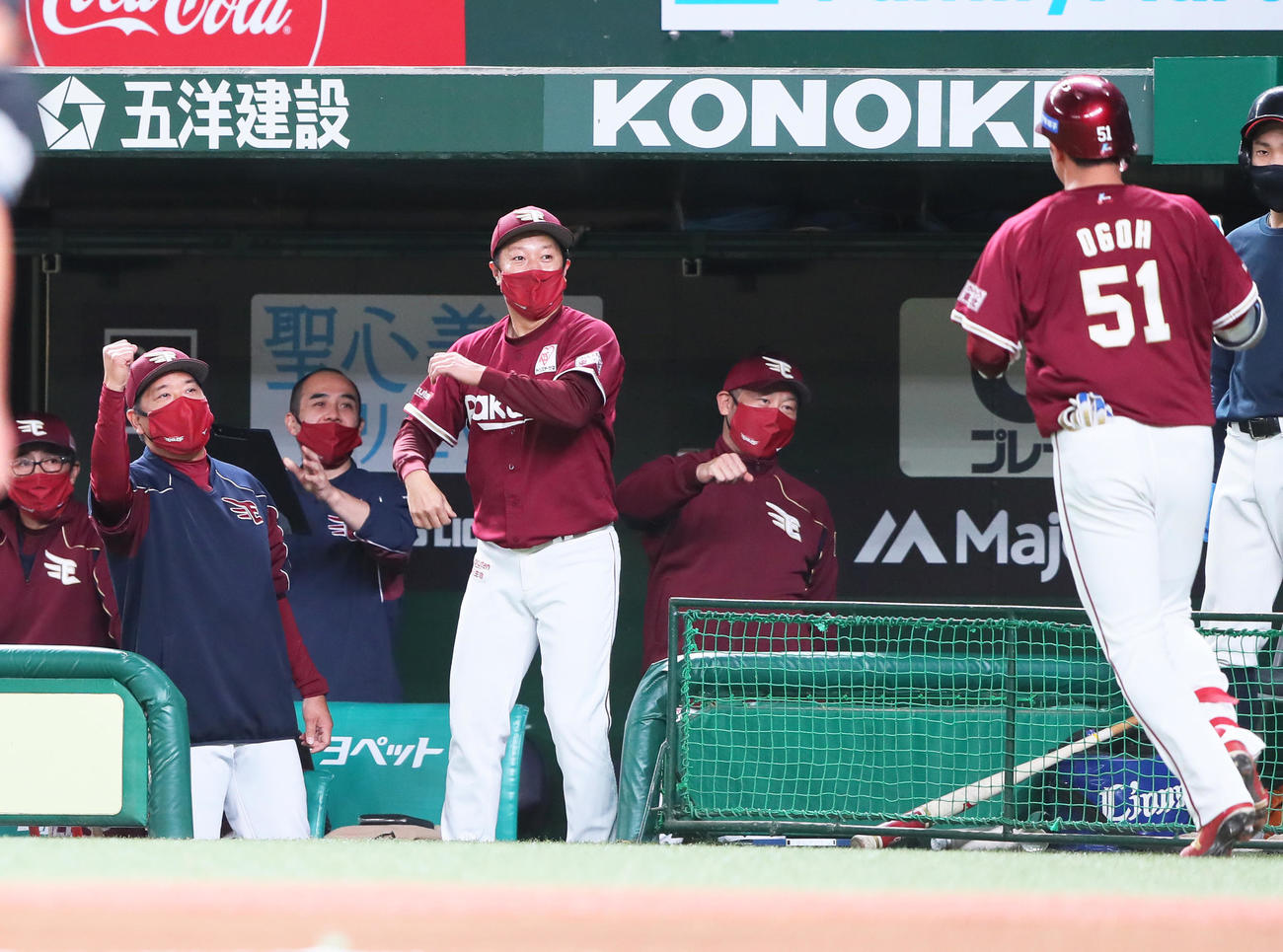西武対楽天　1回表楽天1死、右越え本塁打を放った小郷（右端）を迎える三木監督（右から2人目）ら（撮影・足立雅史）